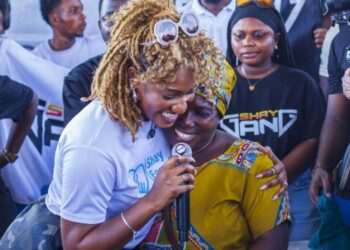 Wendy Shay donates GHC25K to 50 traders at Kasoa Market ahead of concert