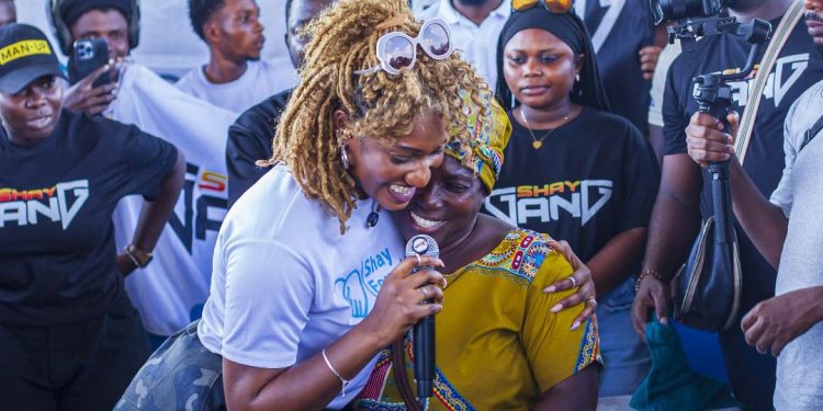 Wendy Shay donates GHC25K to 50 traders at Kasoa Market ahead of concert